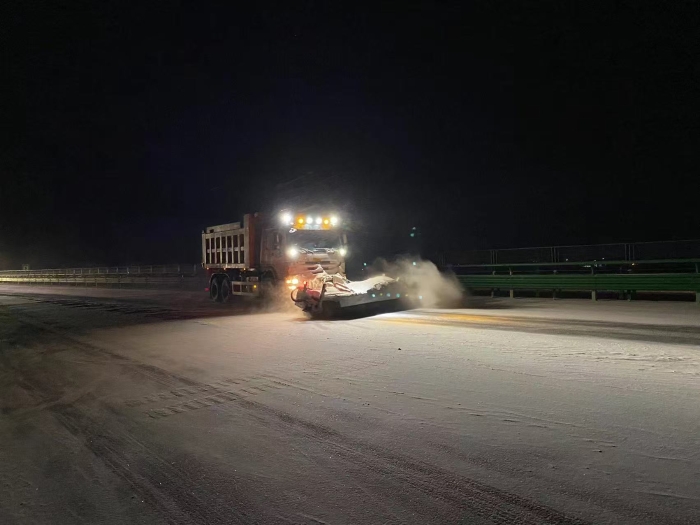 已是悬崖百丈冰，犹有花枝俏-致敬坚守在风雪中的养护人2
