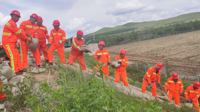 在风雨中展现“速度与守护”——张家口分中心延崇养护队开展防汛演练1