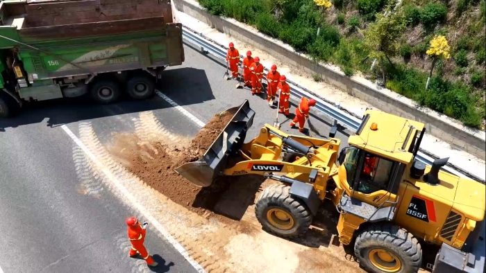 在风雨中展现“速度与守护”——张家口分中心延崇养护队开展防汛演练